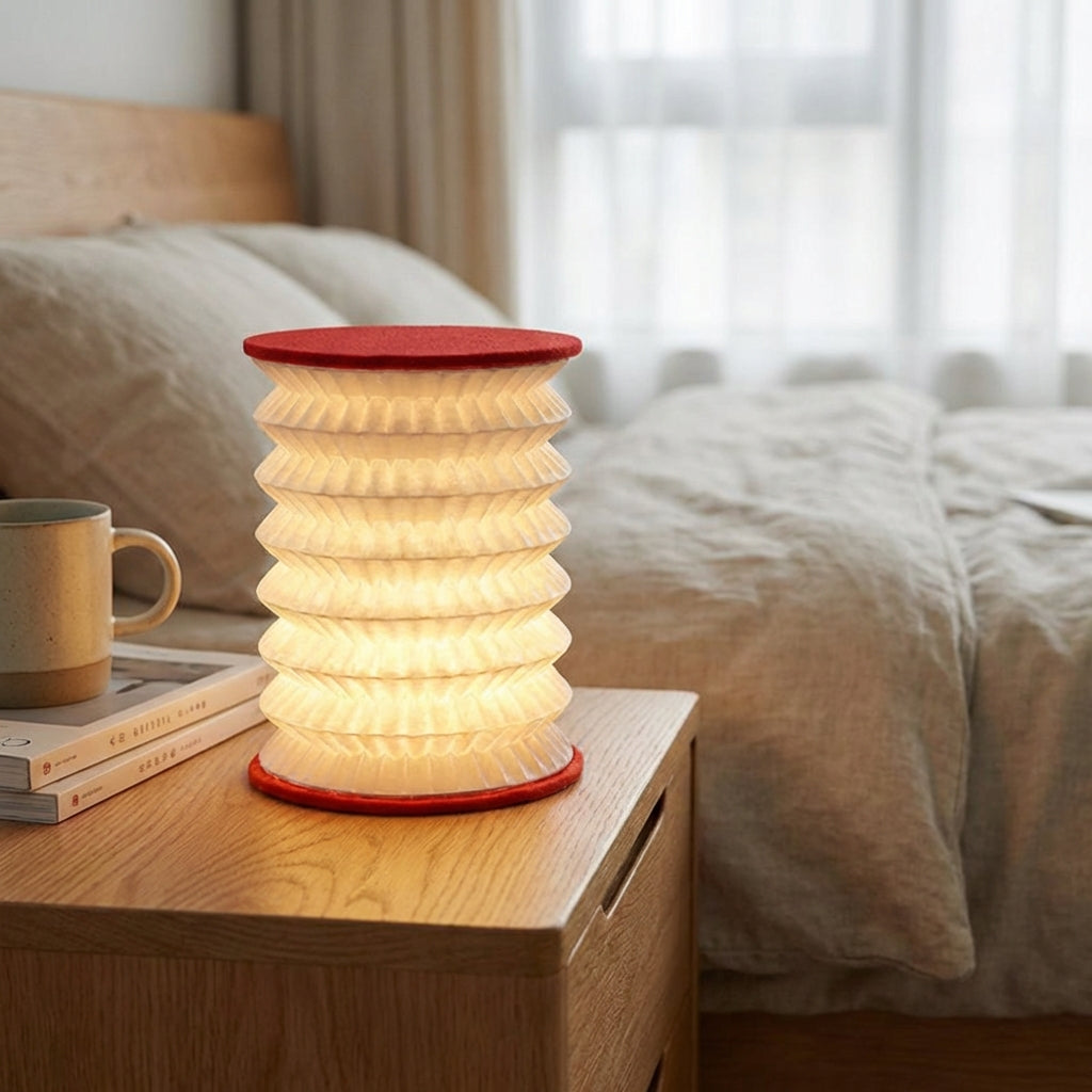 Kompakte Tischlampe mit klassischer Laternen-Silhouette und warmem Lichtschein