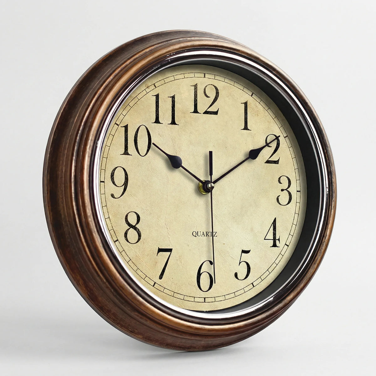 Kompakte runde Vintage-Wanduhr mit leisem Uhrwerk