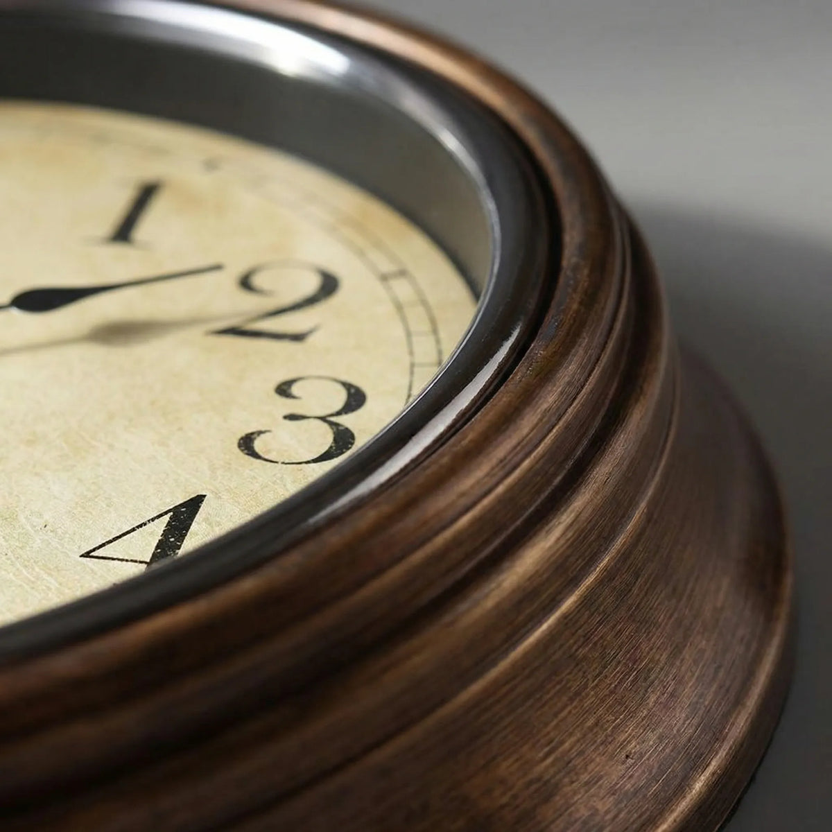 Kompakte runde Vintage-Wanduhr mit leisem Uhrwerk