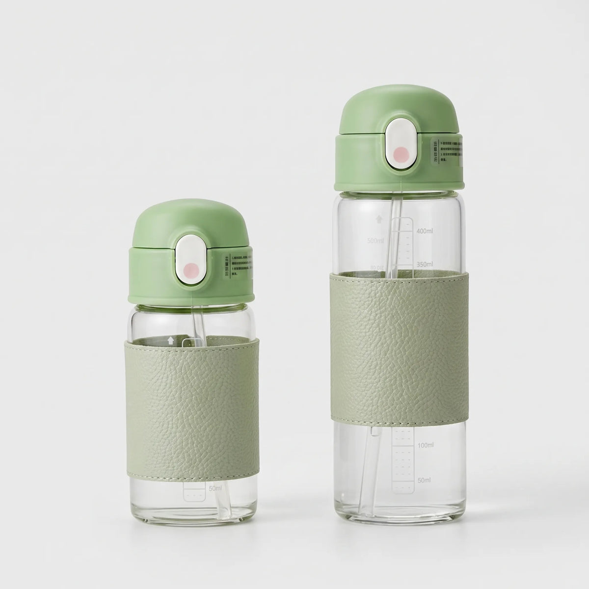Glas-Trinkflasche mit strukturierter Grifffläche, Druckknopf und Strohhalm