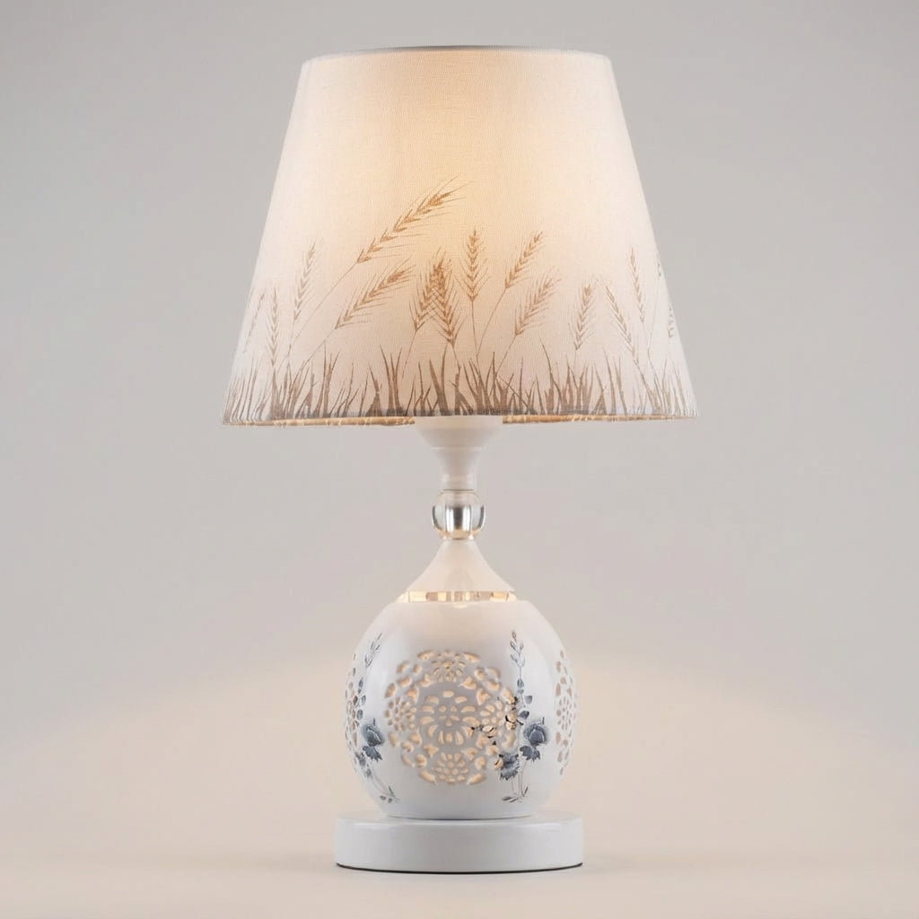 Schlanke Tischlampe mit funkelndem Kristallakzent und konischem Trommelschirm