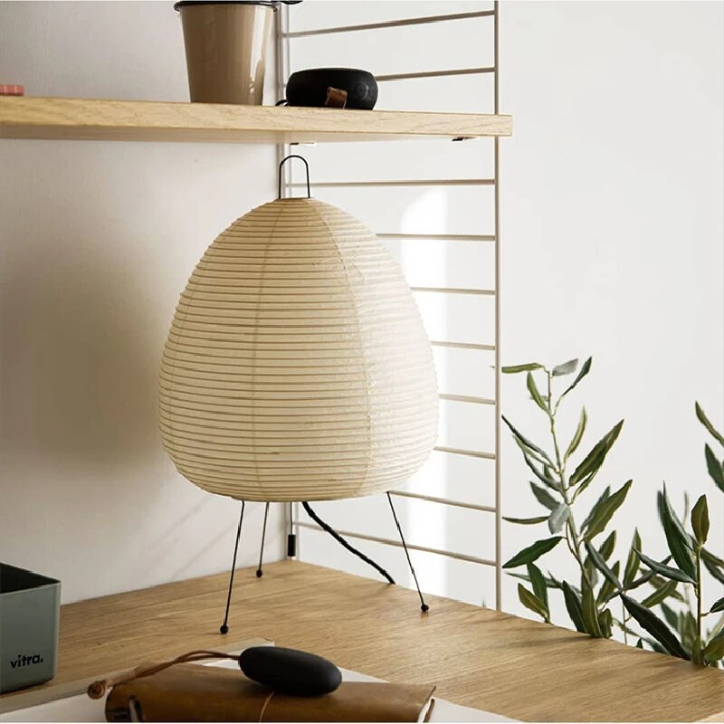 Minimalistische japanische Zen-Tischlampe mit Reispapier und Stativ für stimmungsvolle Beleuchtung