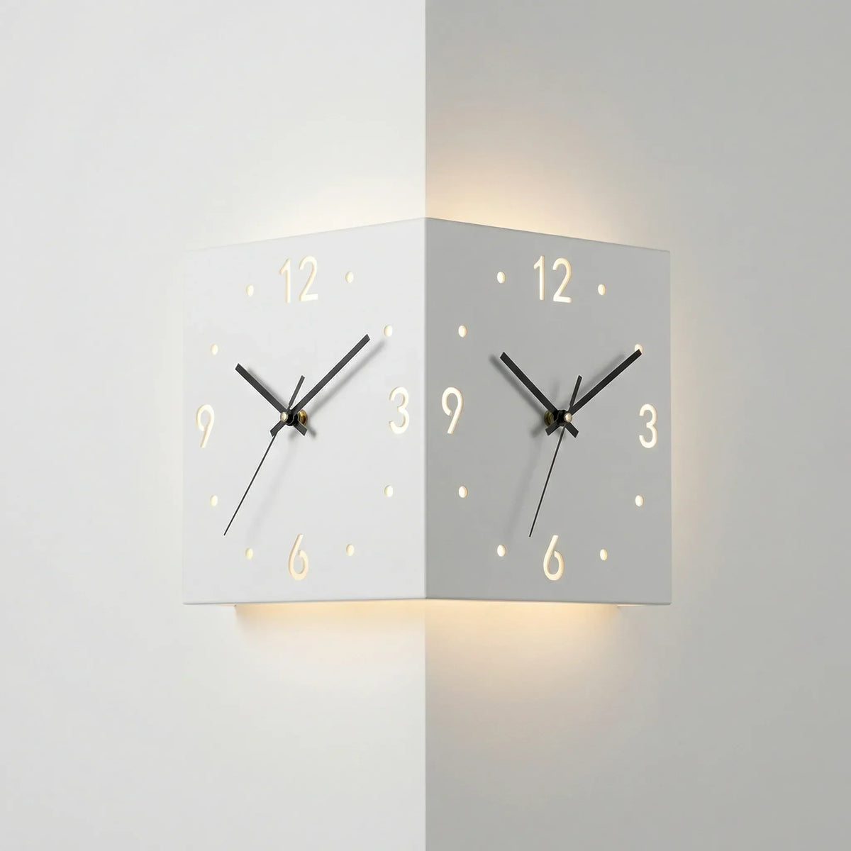 Leise Quarzwanduhr zur Eckmontage mit zwei Einstellrädern