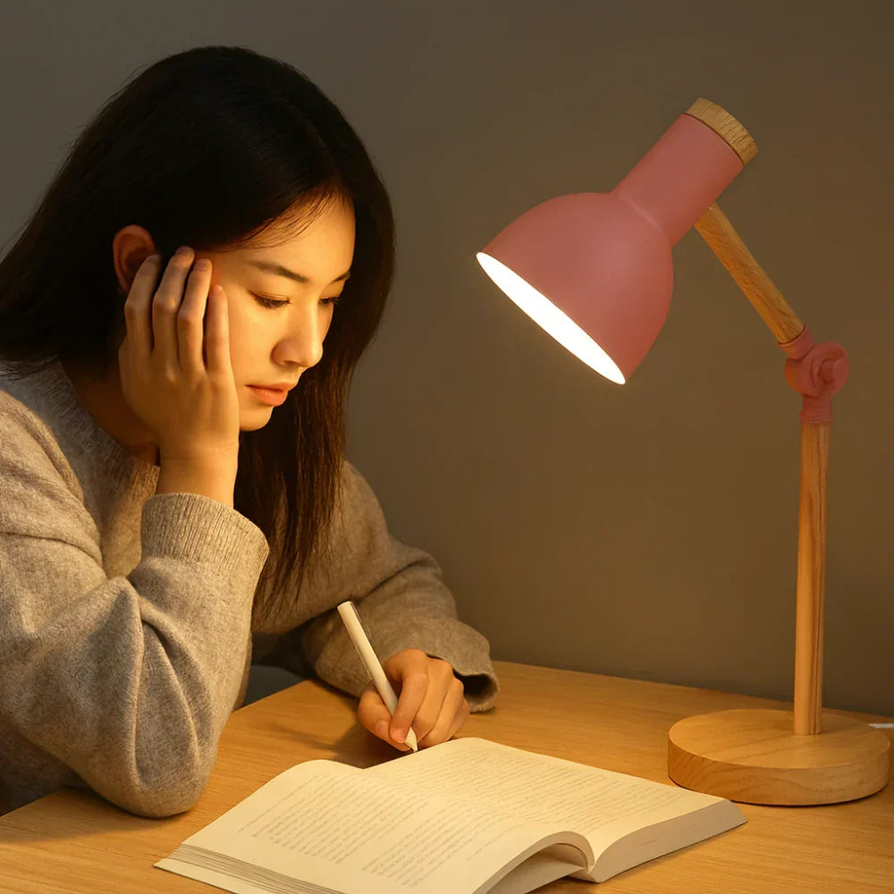 Nordische Tischlampe für den Schreibtisch mit Holzbasis und verstellbarem Arm