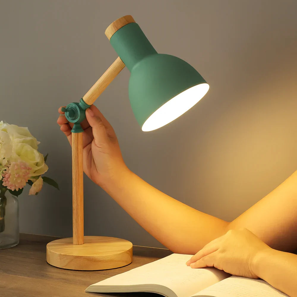 Nordische Tischlampe für den Schreibtisch mit Holzbasis und verstellbarem Arm