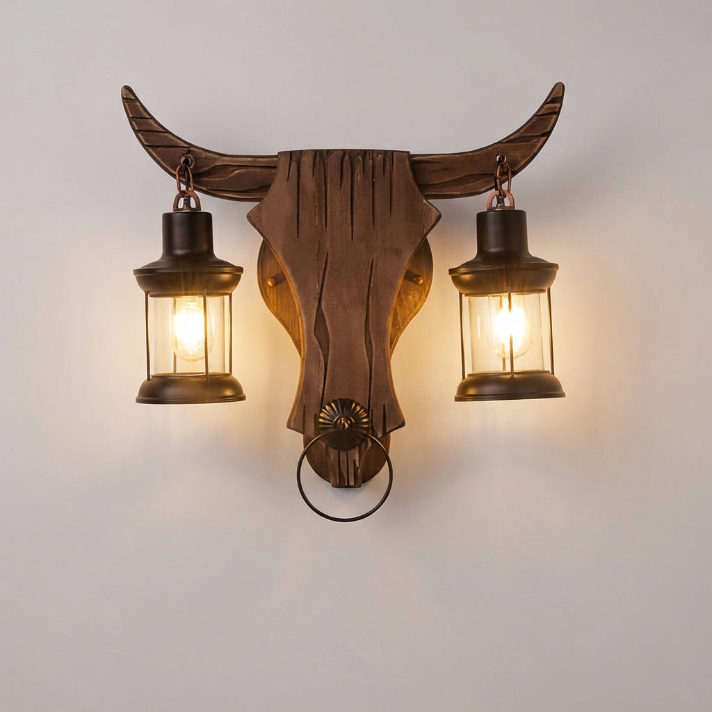 Von Vintage inspirierte Wandleuchte mit zwei Laternen und skulpturaler Rückplatte