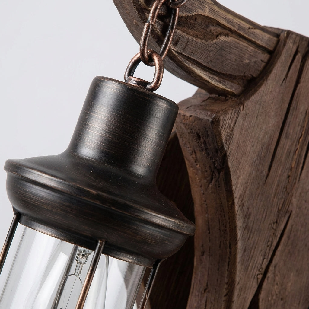 Von Vintage inspirierte Wandleuchte mit zwei Laternen und skulpturaler Rückplatte