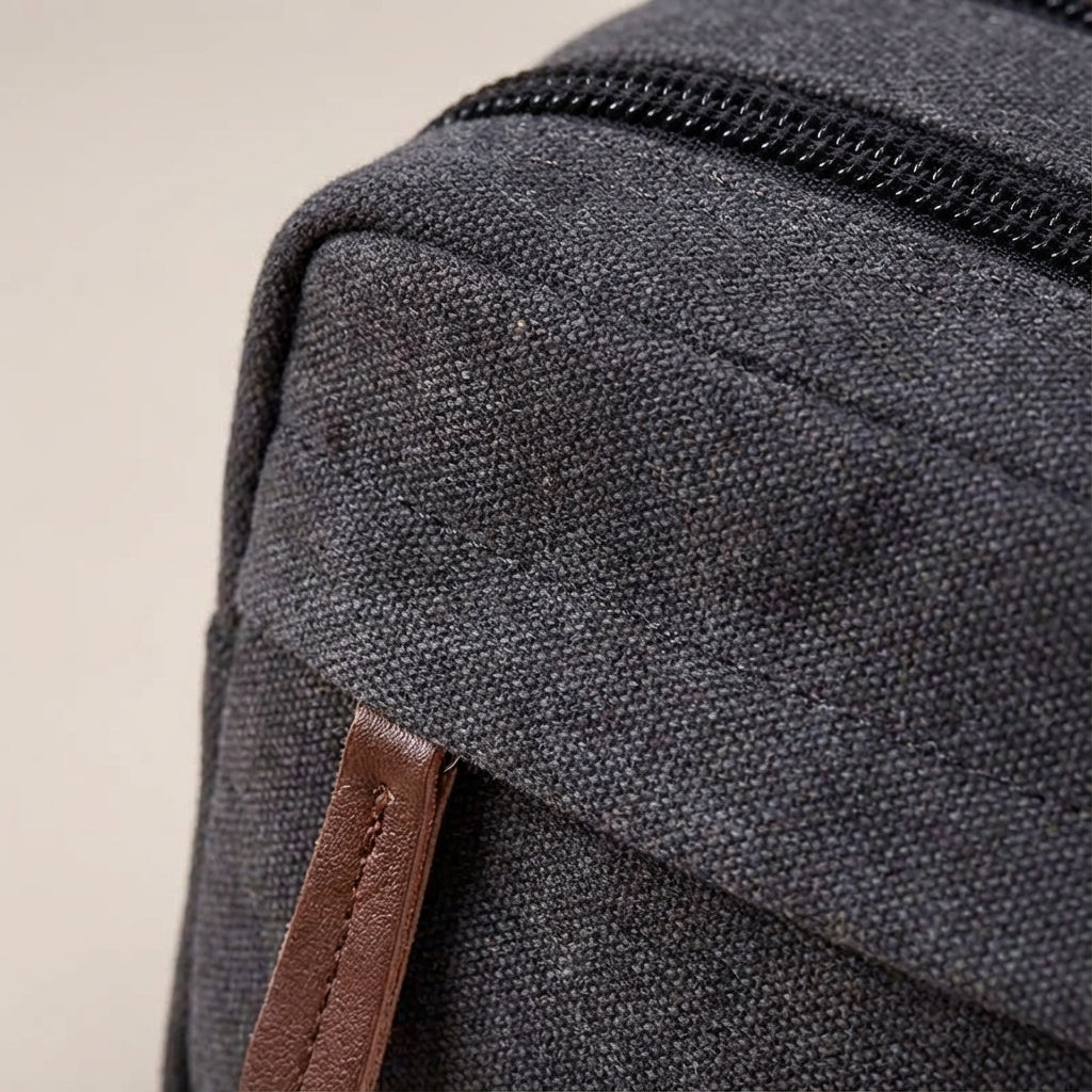 Wasserdichte Kulturbeuteltasche aus Canvas mit zwei Fächern und Kunstledergriff