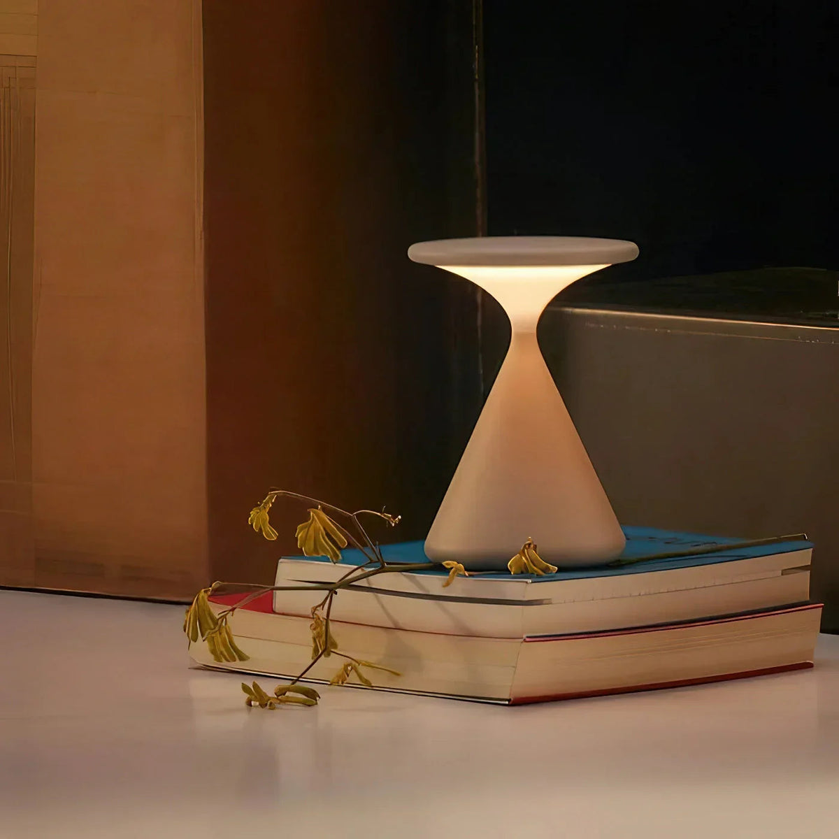 Skulpturale kabellose, wiederaufladbare Ambientetischlampe mit Sanduhr-Silhouette