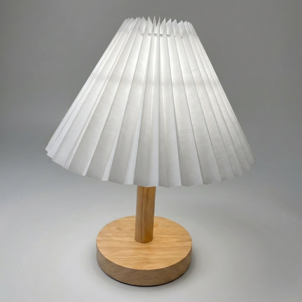 Wiederaufladbare skulpturale Tischlampe mit faltbarem Plisseeschirm und Holzsockel