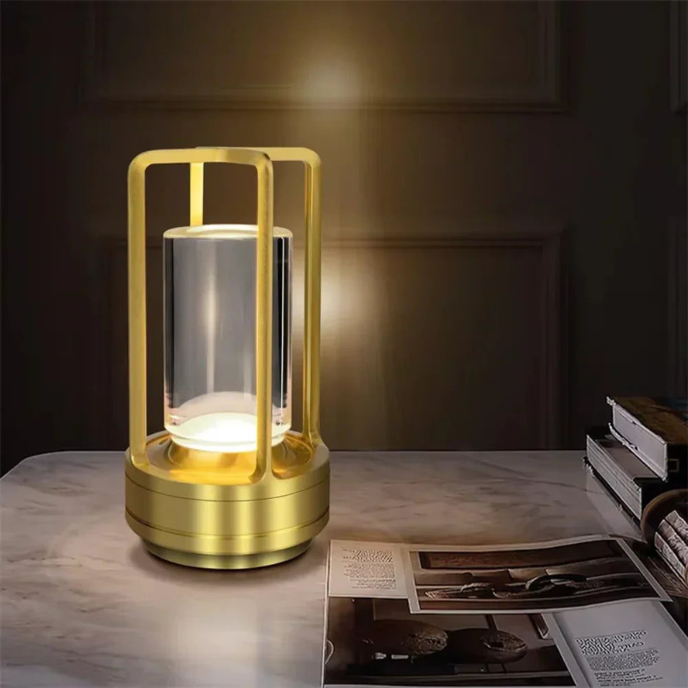 Moderne Tischlampe mit zylindrischem Metallrahmen und Touch-Steuerung