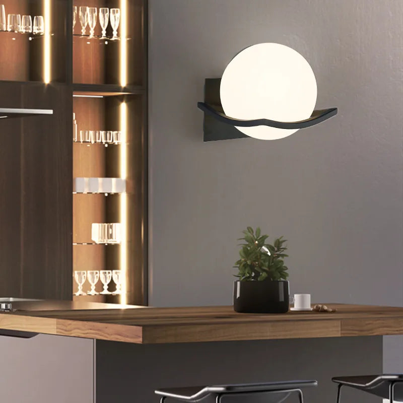 Minimalistische europäische Wandleuchte mit opaler Glaskugel
