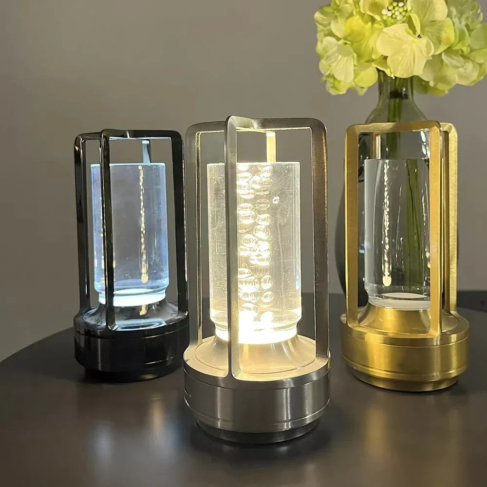 Moderne Tischlampe mit zylindrischem Metallrahmen und Touch-Steuerung