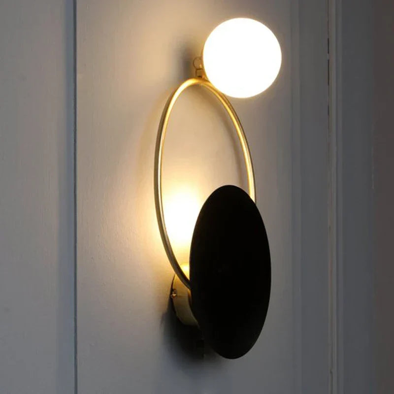 Skulpturale moderne Wandleuchte aus mattiertem Glas in Kugelform mit Halo-Effekt