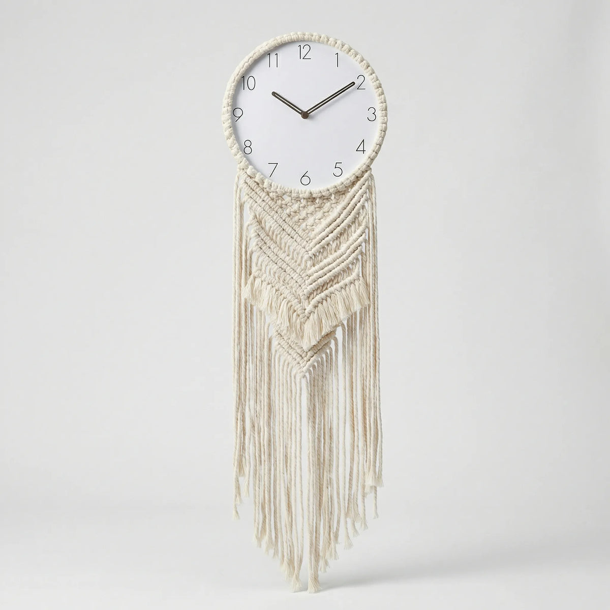Handgewebte runde Analog-Wanduhr im Boho-Stil mit geknoteten Fransen