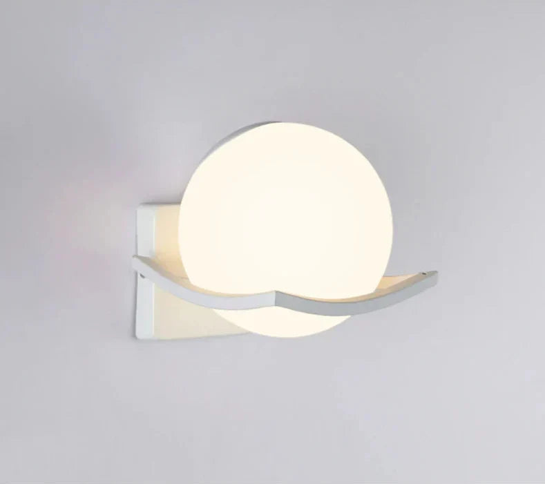 Minimalistische europäische Wandleuchte mit opaler Glaskugel
