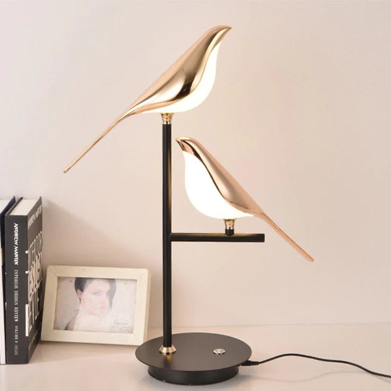 Moderne nordische Wandleuchte aus Metall mit skulpturaler Darstellung eines sitzenden Vogels