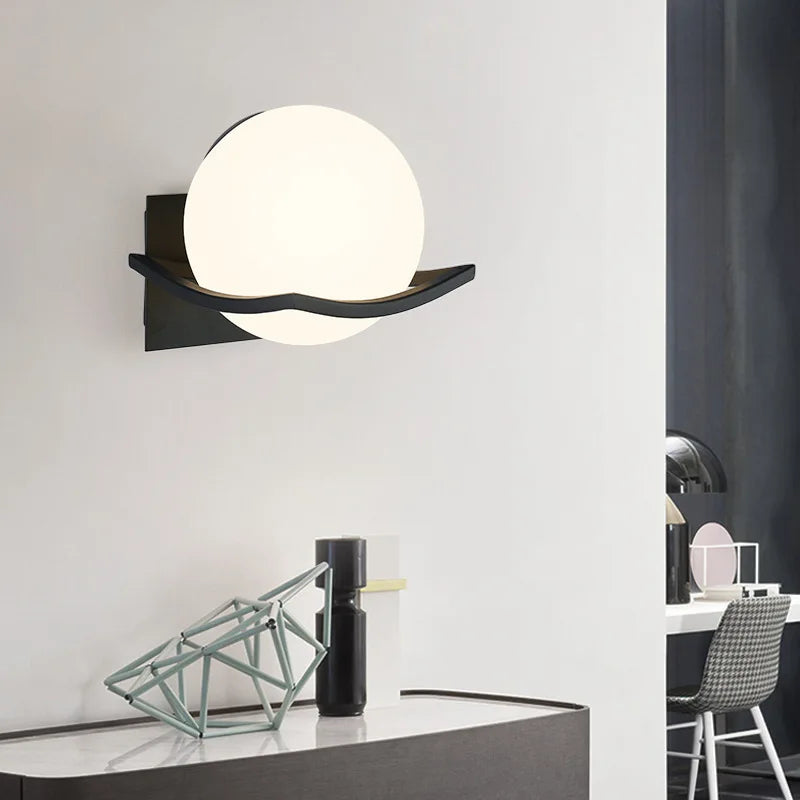 Minimalistische europäische Wandleuchte mit opaler Glaskugel