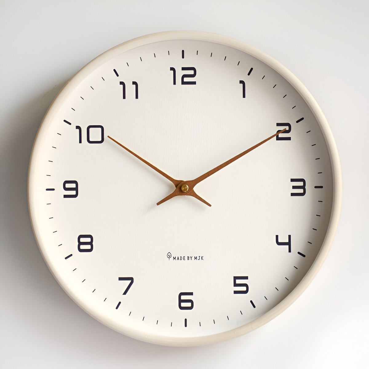 Nordische minimalistische Wanduhr mit Holzrahmen und leisem Quarzwerk