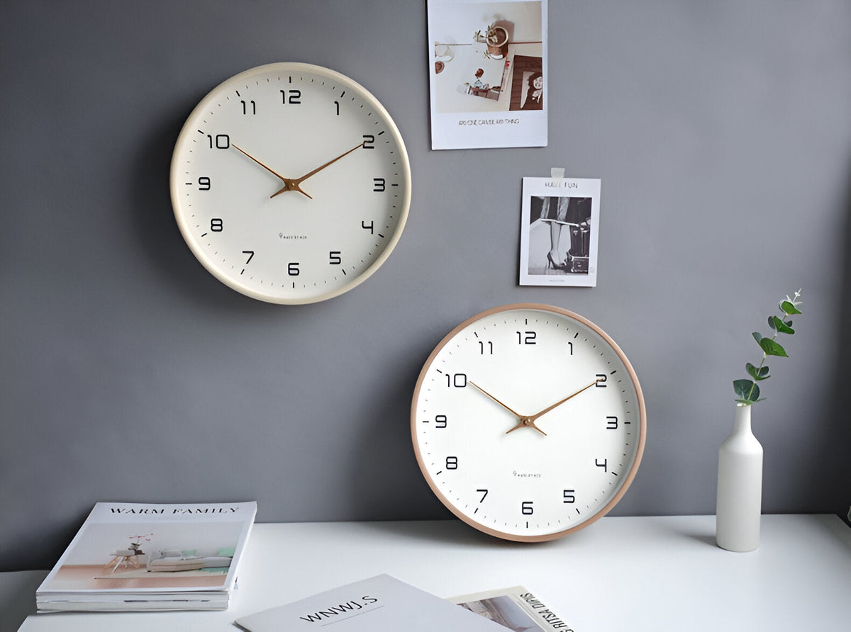 Nordische minimalistische Wanduhr mit Holzrahmen und leisem Quarzwerk