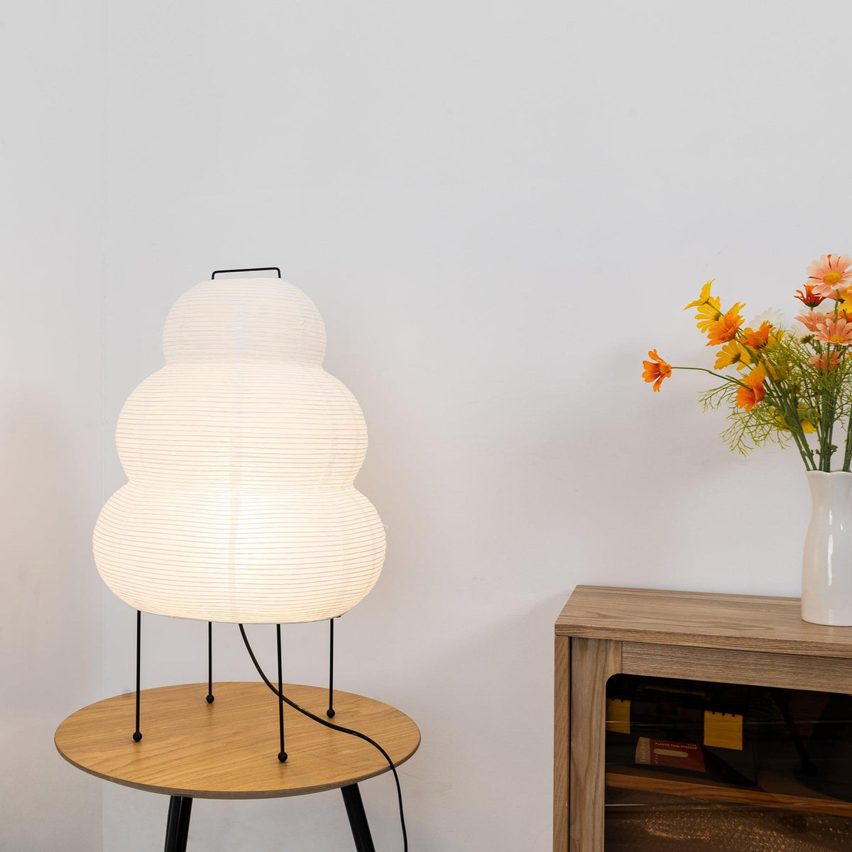 Von japanischen Laternen inspirierte Tischlampe aus Maulbeerpapier und Metall