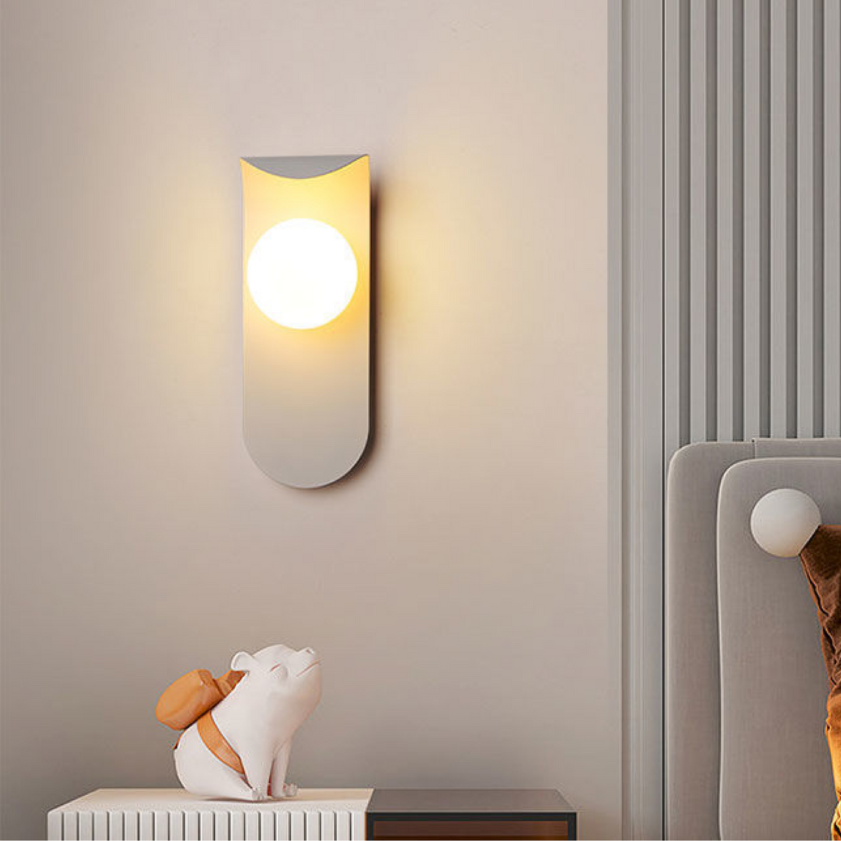 Nordische minimalistische Wandleuchte mit gebogenem Paneel, mattierter Glaskugel und Orb-Design