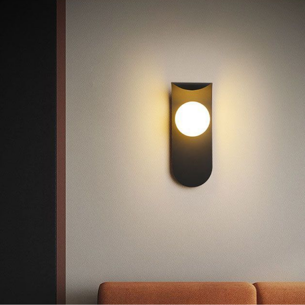 Nordische minimalistische Wandleuchte mit gebogenem Paneel, mattierter Glaskugel und Orb-Design
