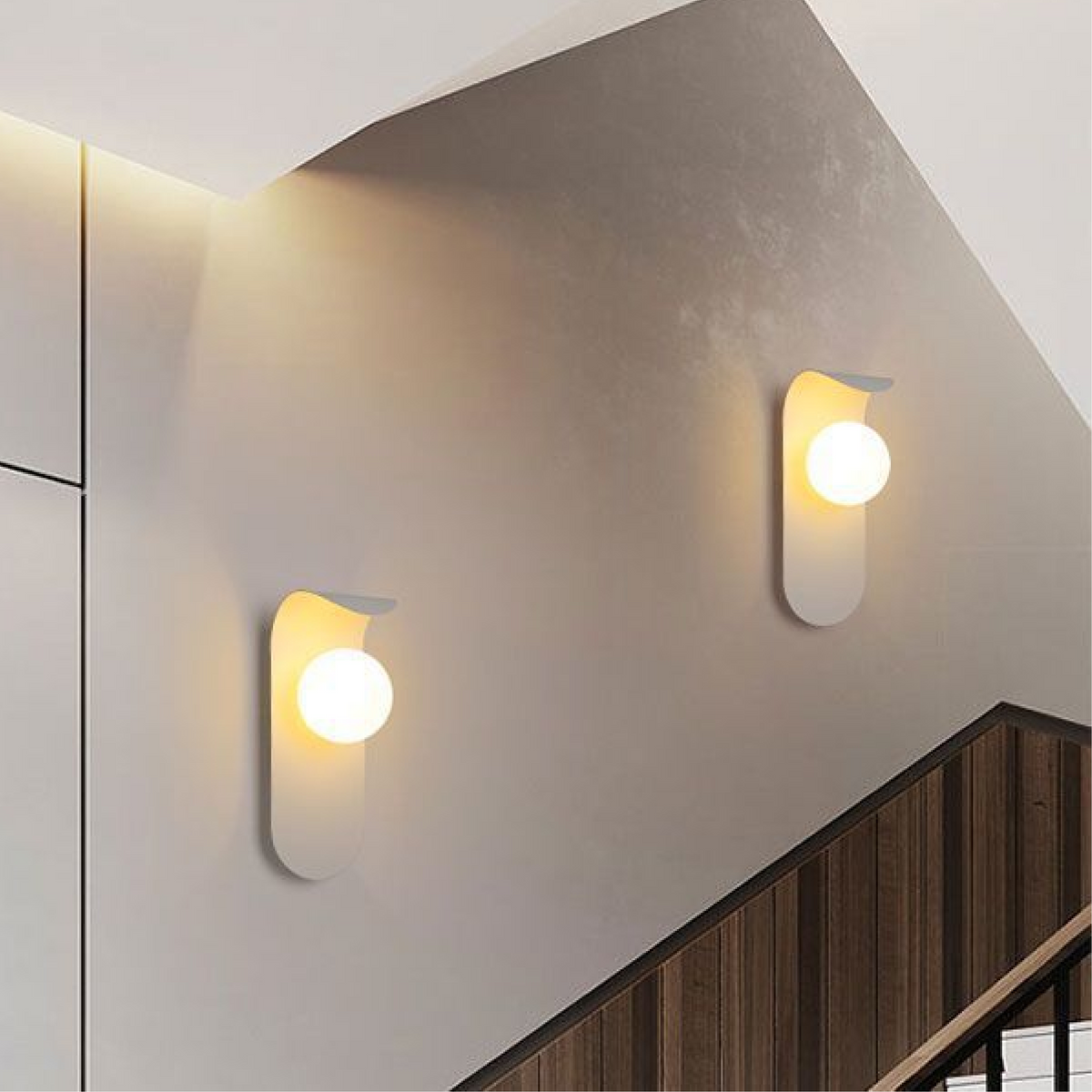 Nordische minimalistische Wandleuchte mit gebogenem Paneel, mattierter Glaskugel und Orb-Design