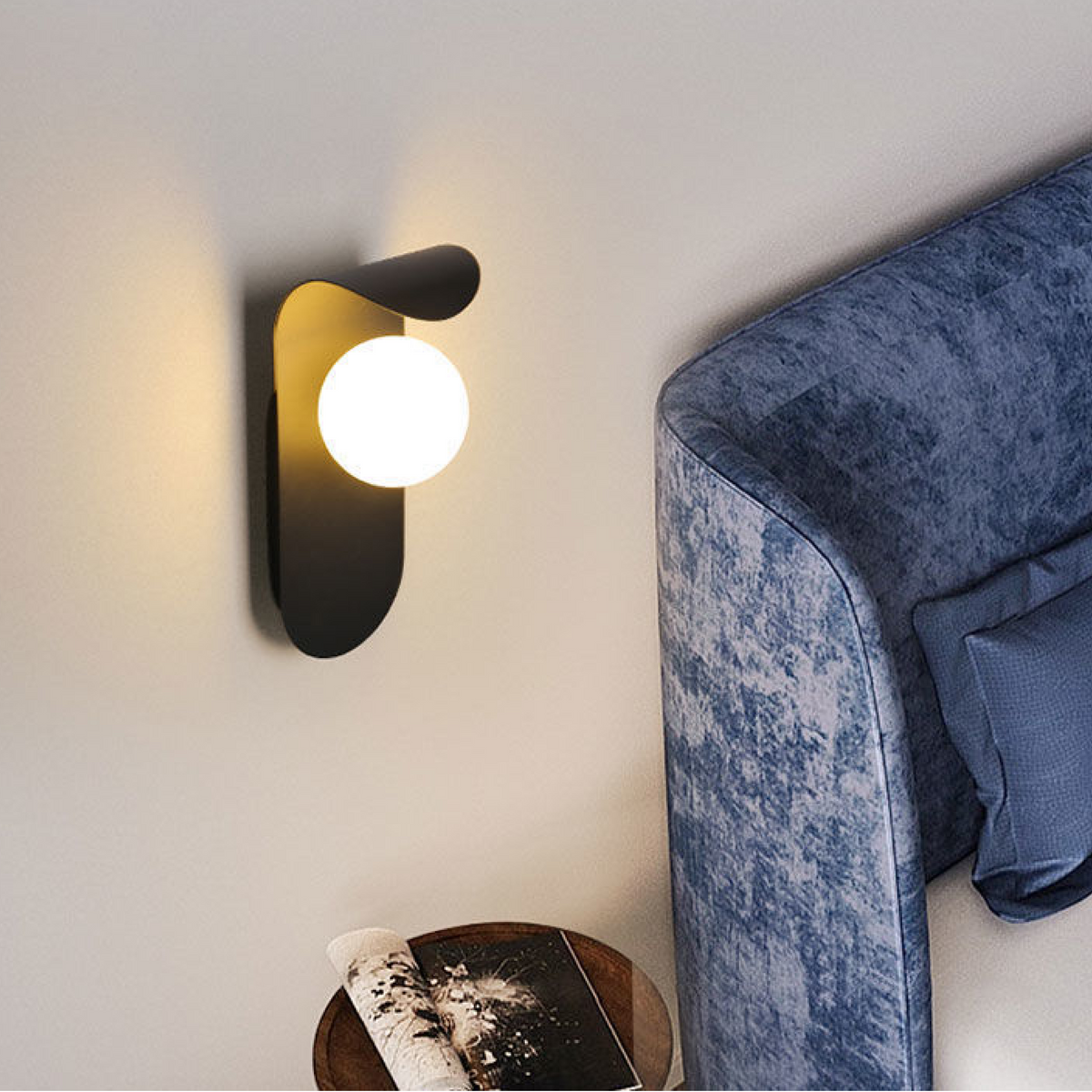 Nordische minimalistische Wandleuchte mit gebogenem Paneel, mattierter Glaskugel und Orb-Design