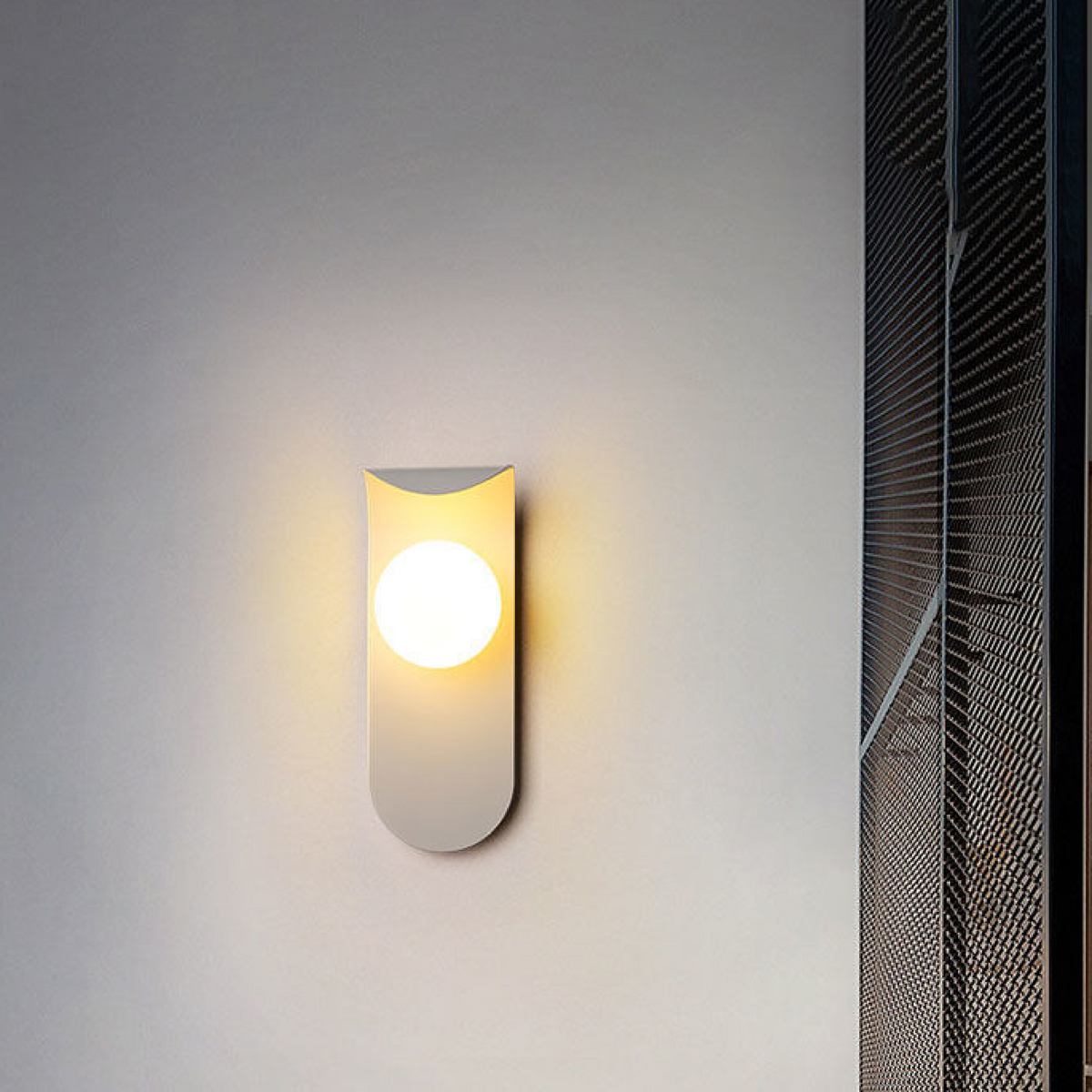 Nordische minimalistische Wandleuchte mit gebogenem Paneel, mattierter Glaskugel und Orb-Design