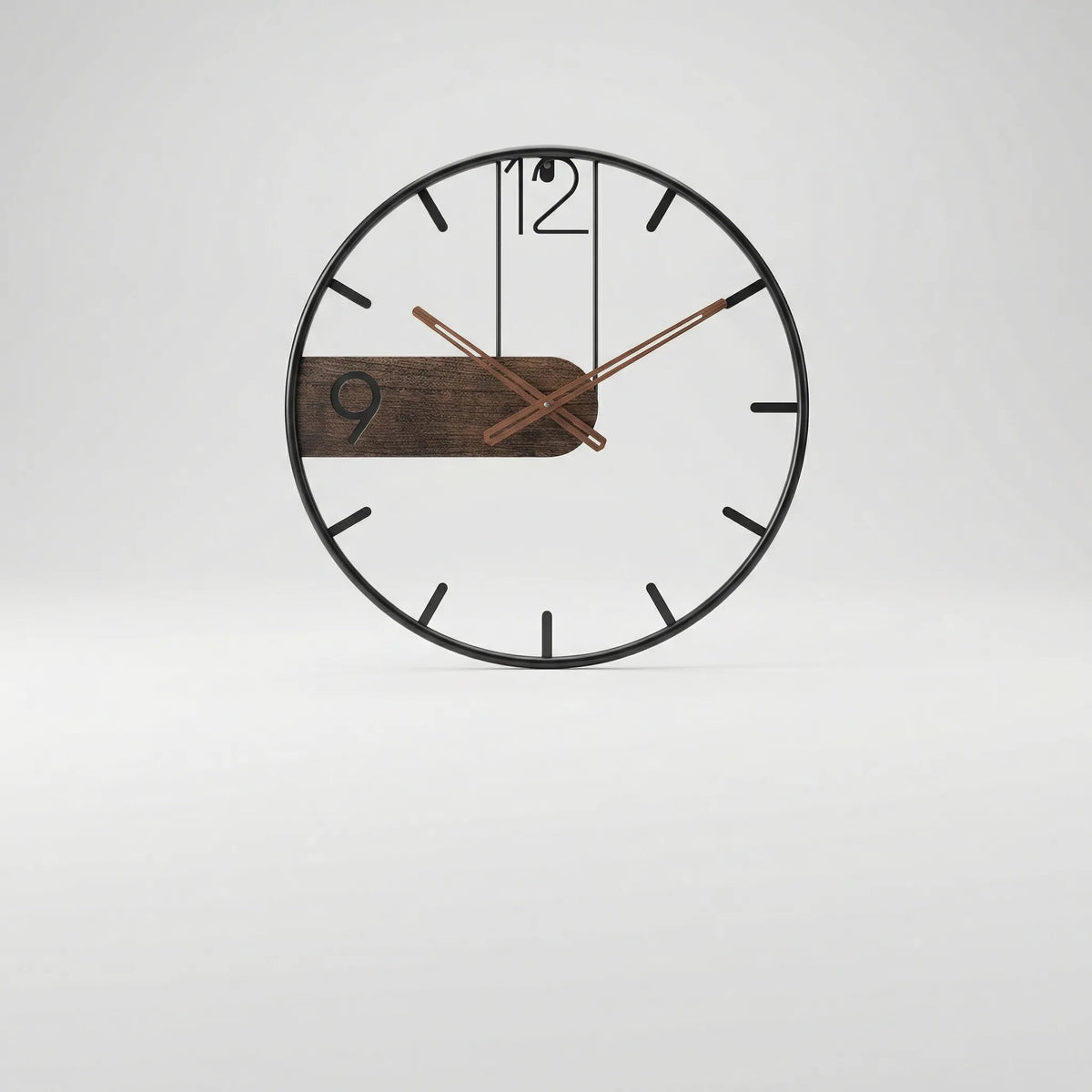 Industrielle leise Quarzwanduhr mit offenem Rahmen und Holzdetail