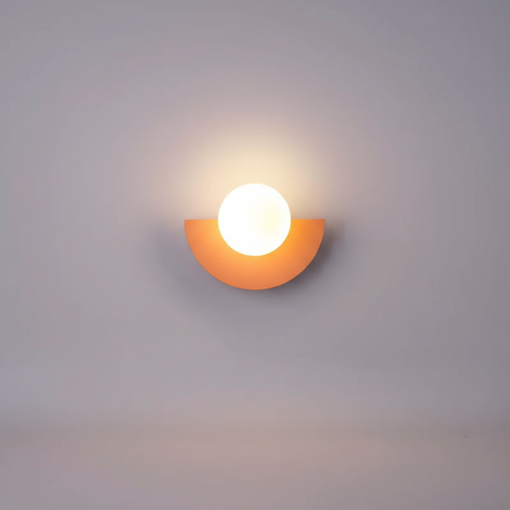 Minimalistische Wandleuchte mit halbmondförmigem Metallgehäuse und stimmungsvollem Licht