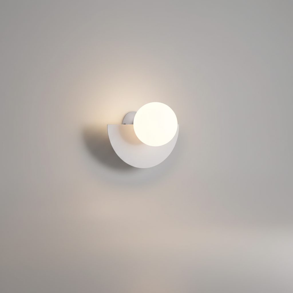 Minimalistische Wandleuchte mit halbmondförmigem Metallgehäuse und stimmungsvollem Licht