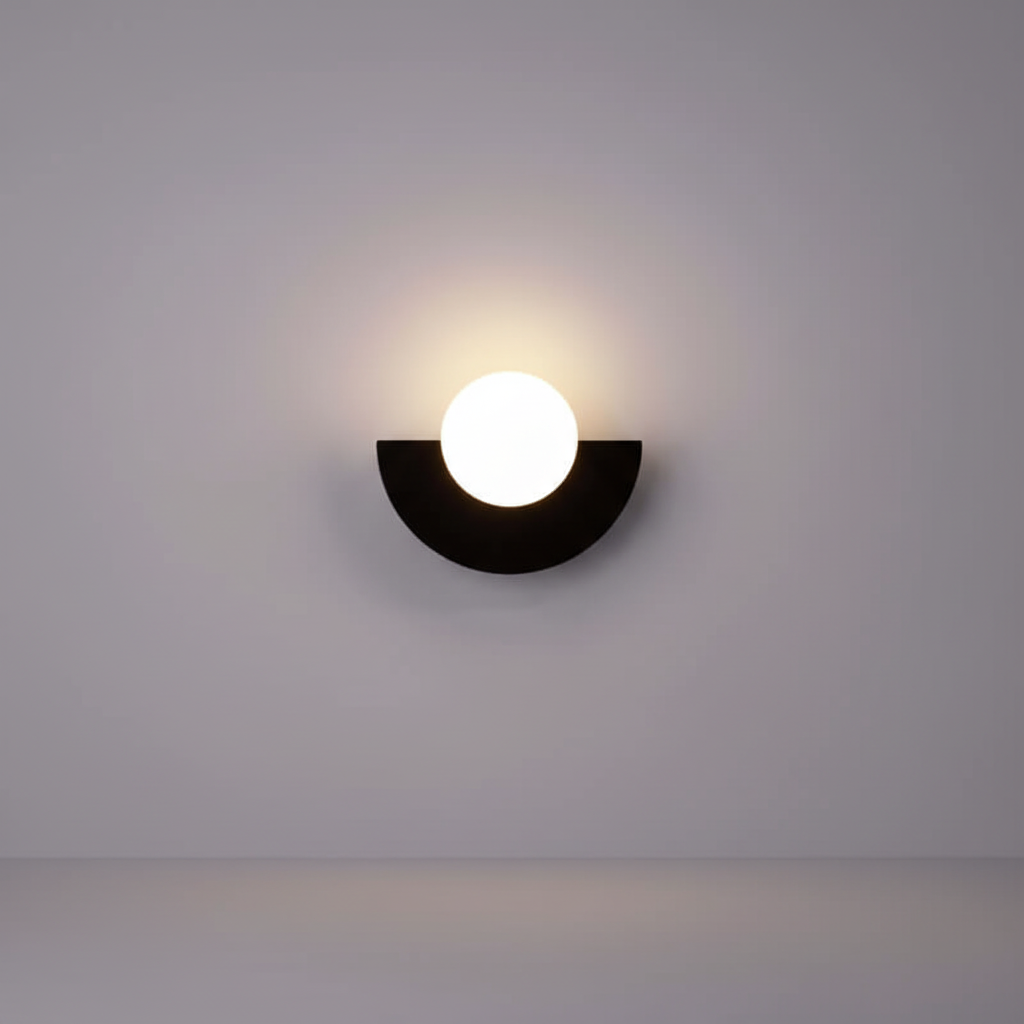 Minimalistische Wandleuchte mit halbmondförmigem Metallgehäuse und stimmungsvollem Licht