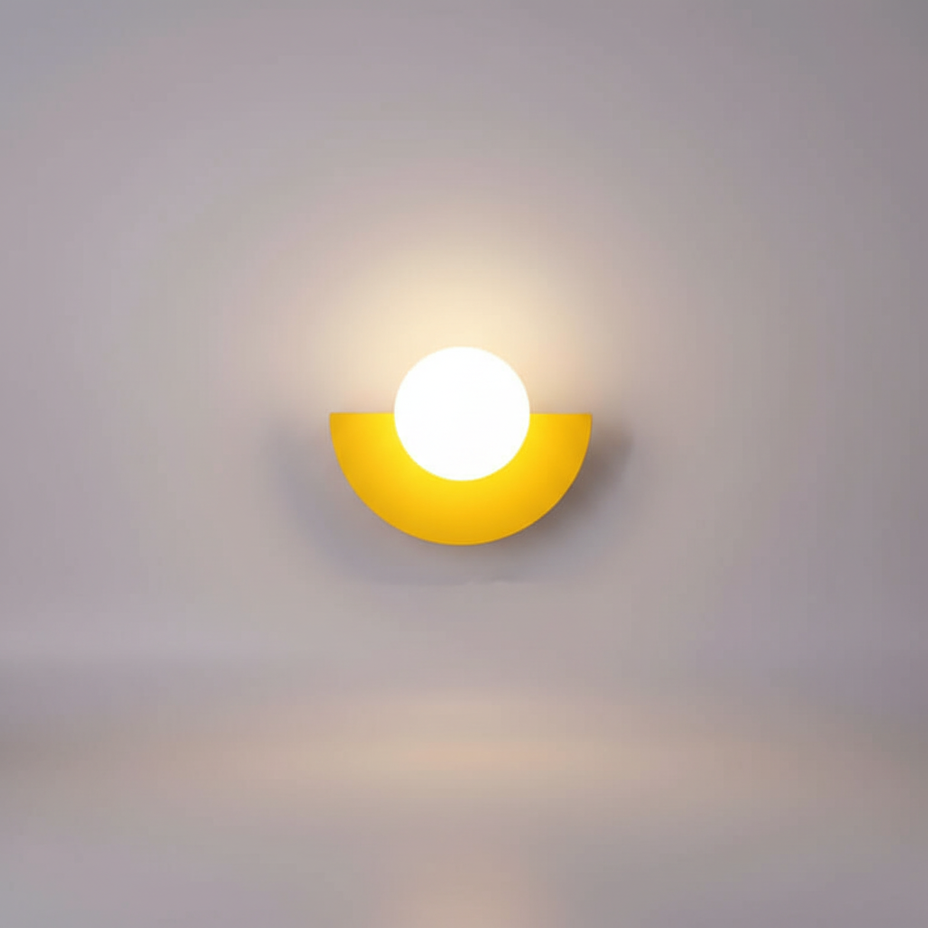 Minimalistische Wandleuchte mit halbmondförmigem Metallgehäuse und stimmungsvollem Licht