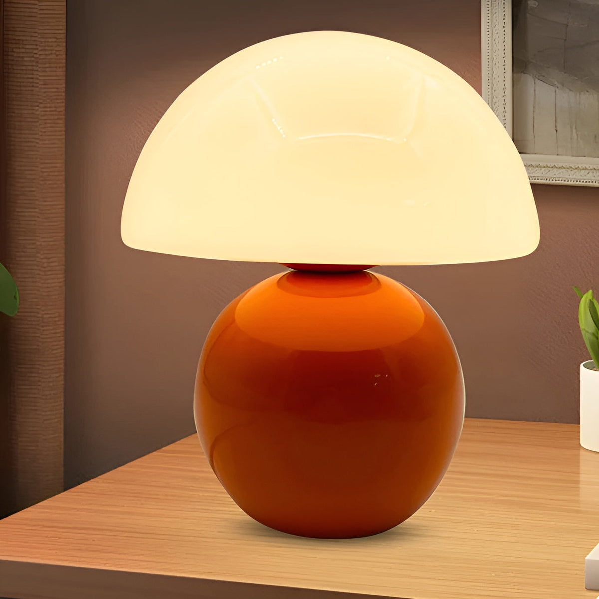 Kompakte Tischlampe im Mid-Century-Modern-Stil mit gewölbtem Schirm und abgerundetem Sockel