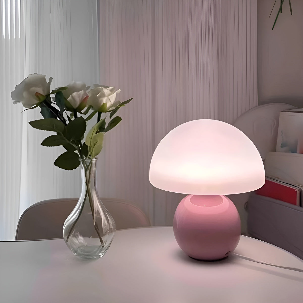 Kompakte Tischlampe im Mid-Century-Modern-Stil mit gewölbtem Schirm und abgerundetem Sockel