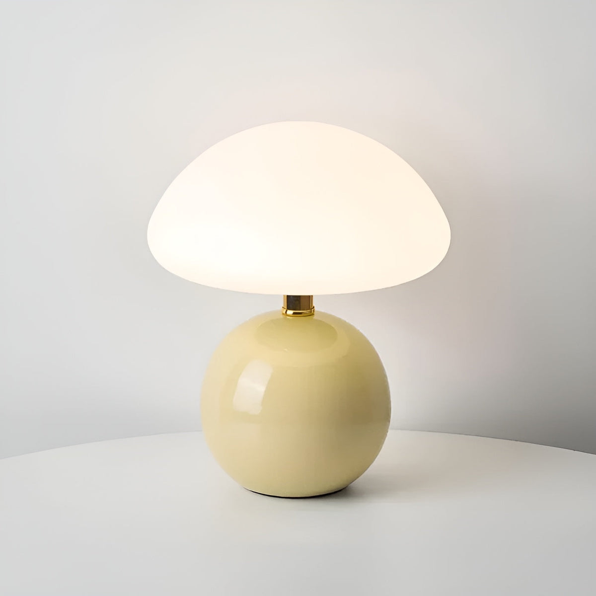 Kompakte Tischlampe im Mid-Century-Modern-Stil mit gewölbtem Schirm und abgerundetem Sockel