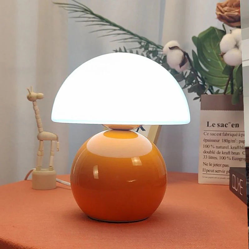 Kompakte Tischlampe im Mid-Century-Modern-Stil mit gewölbtem Schirm und abgerundetem Sockel