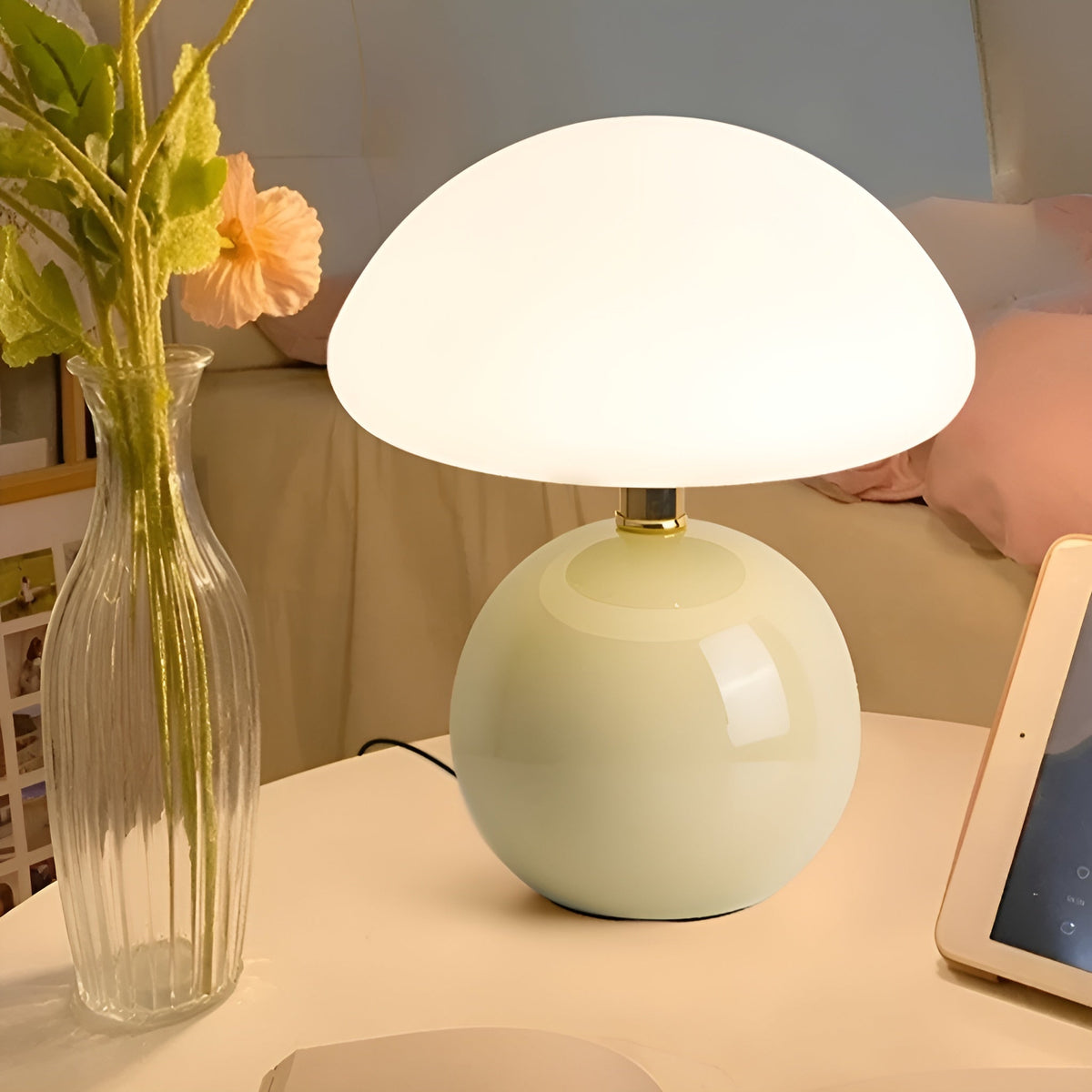 Kompakte Tischlampe im Mid-Century-Modern-Stil mit gewölbtem Schirm und abgerundetem Sockel