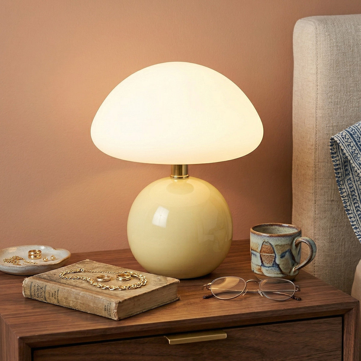 Kompakte Tischlampe im Mid-Century-Modern-Stil mit gewölbtem Schirm und abgerundetem Sockel