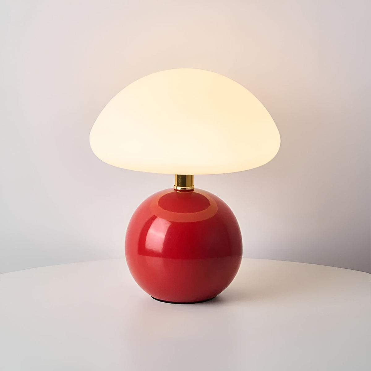 Kompakte Tischlampe im Mid-Century-Modern-Stil mit gewölbtem Schirm und abgerundetem Sockel