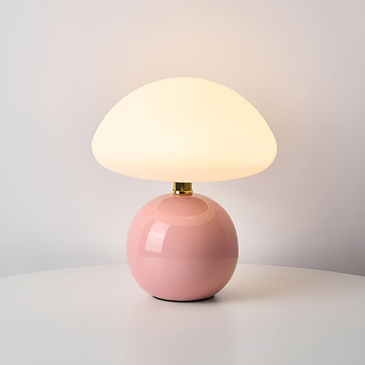 Kompakte Tischlampe im Mid-Century-Modern-Stil mit gewölbtem Schirm und abgerundetem Sockel