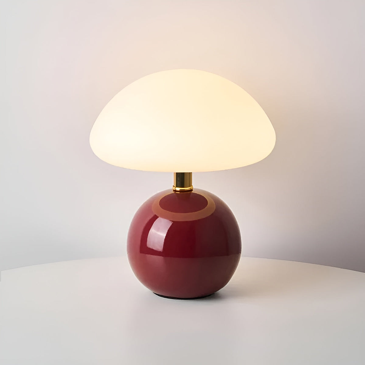 Kompakte Tischlampe im Mid-Century-Modern-Stil mit gewölbtem Schirm und abgerundetem Sockel