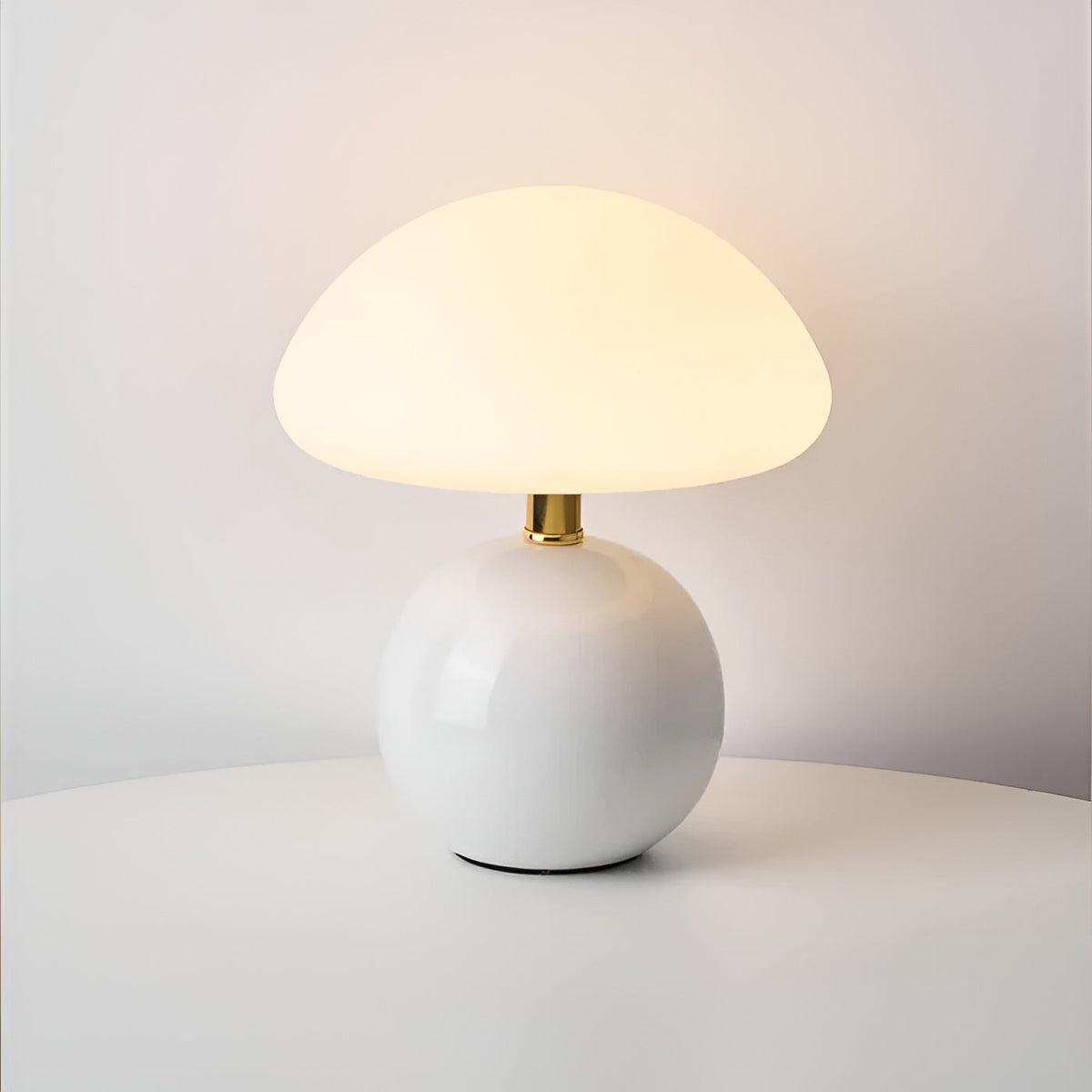 Kompakte Tischlampe im Mid-Century-Modern-Stil mit gewölbtem Schirm und abgerundetem Sockel