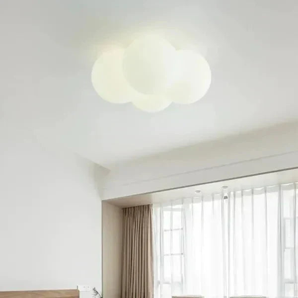 Skulpturale, flache Deckenleuchte in Wolkenform mit diffusem Licht