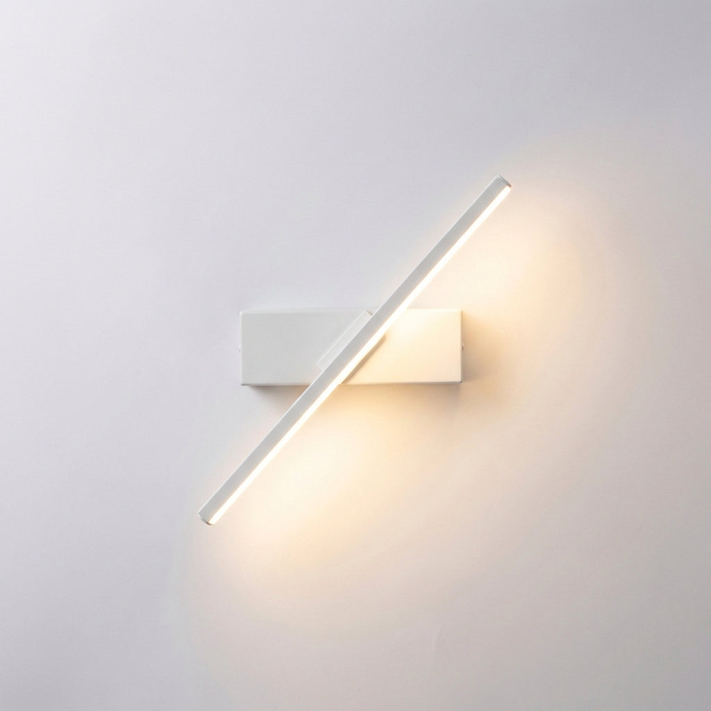 Minimalistische, schlanke Aluminium-Wandleuchte mit abgewinkeltem Balkenprofil