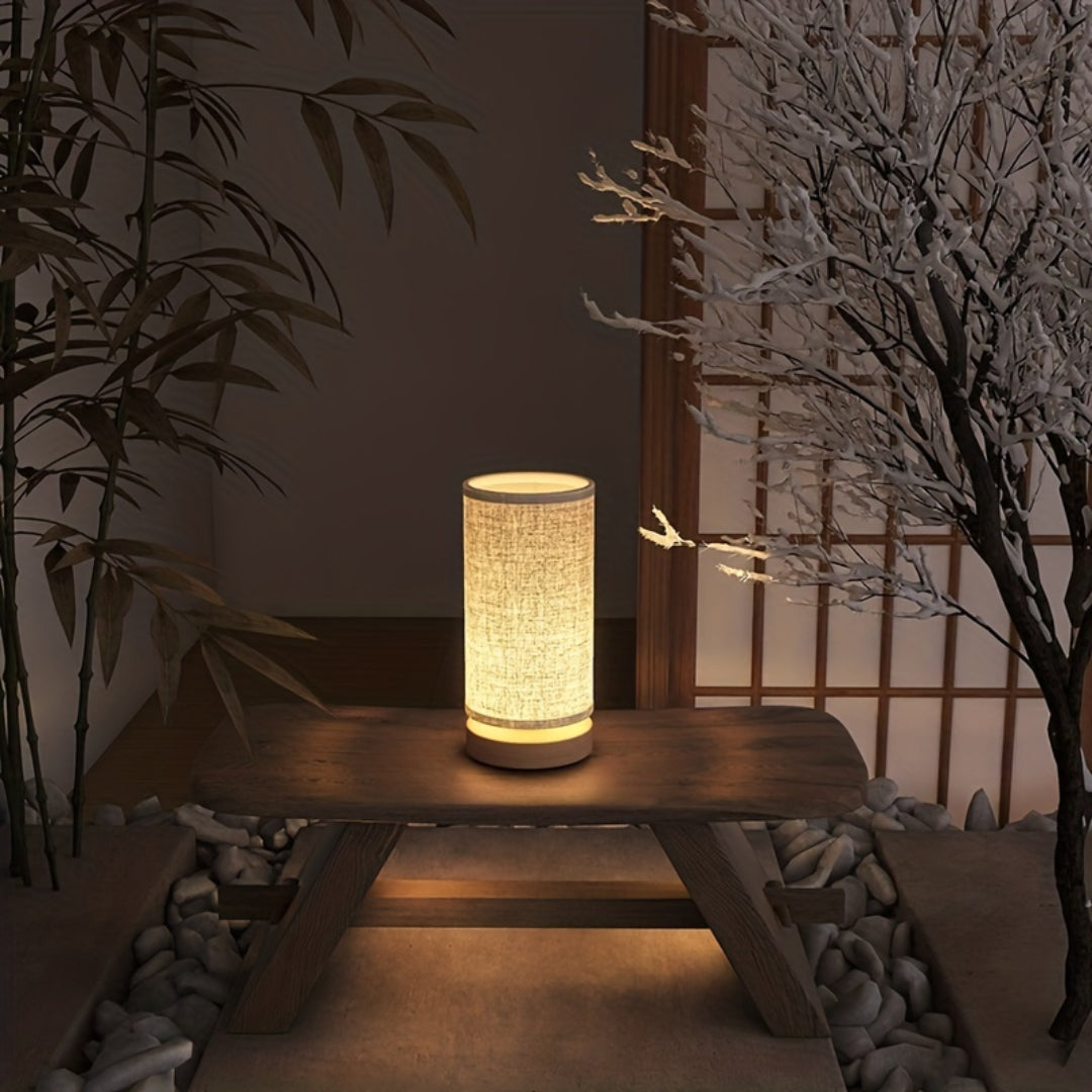 USB-Tischlampe mit Sockel aus Naturholz und Leinenschirm