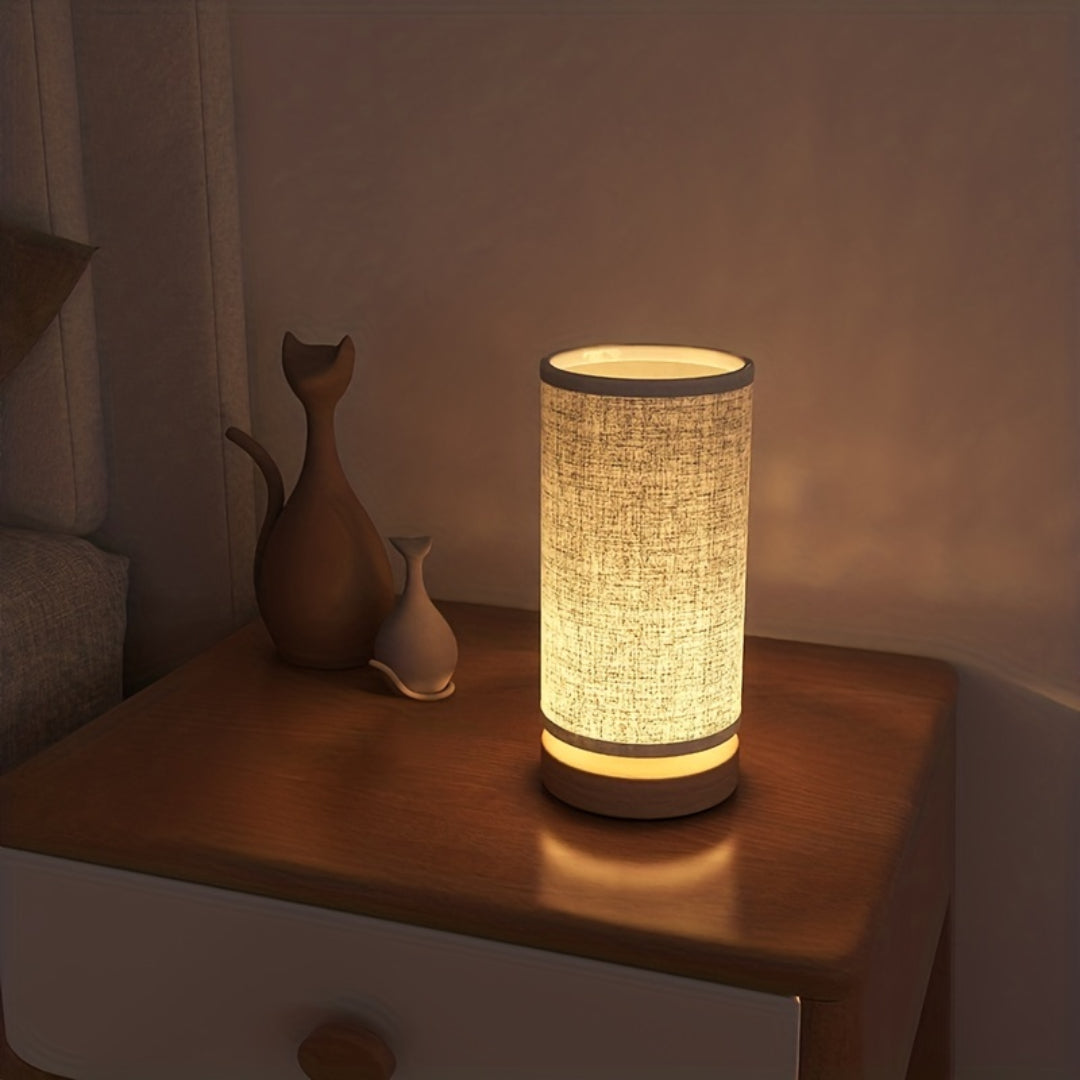 USB-Tischlampe mit Sockel aus Naturholz und Leinenschirm
