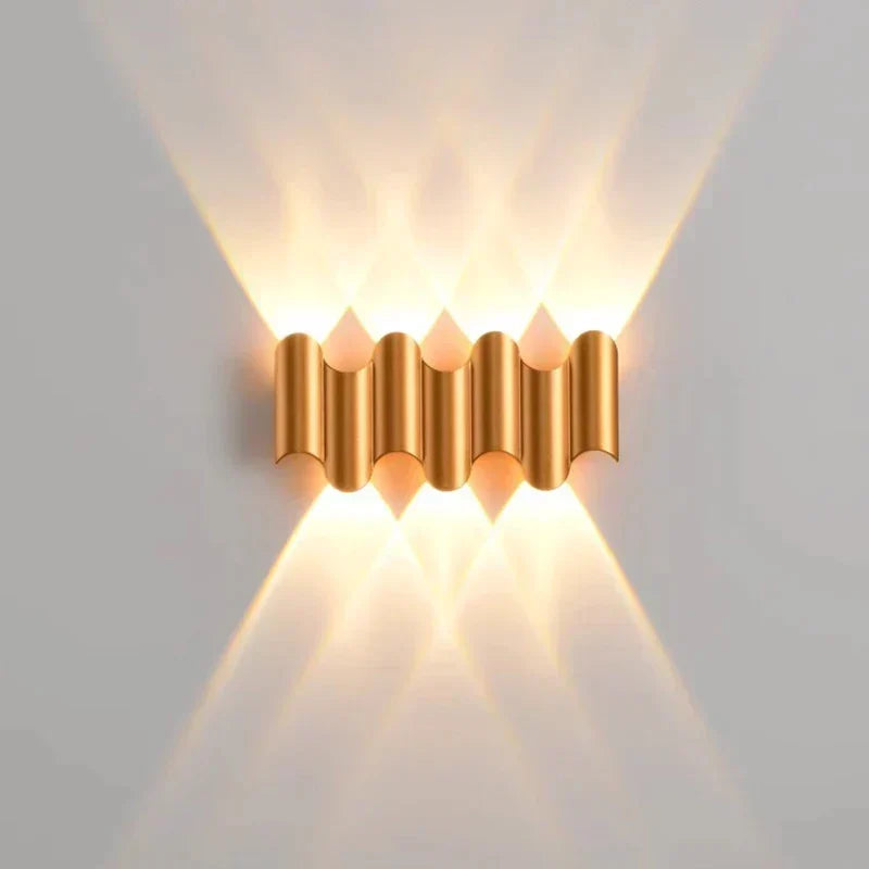 Skulpturale minimalistische, moderne Wandleuchte aus Aluminium mit geschichtetem Lichtstrahl